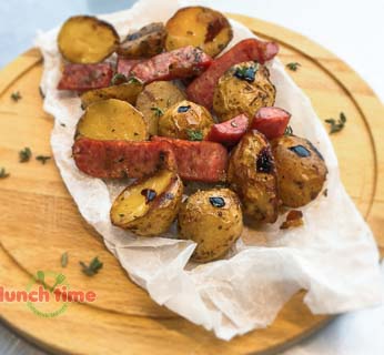 Беби-картофель с копчёными колбасками (молодой картофель, лук репчатый, колбаски, прованские травы, соль) 250 гр. ланч тайм
