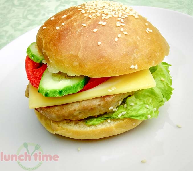 Ланч-бургер с курицей (булочка пшеничная, лук, чеснок, помидор, огурец, сыр) 180 гр. ланч тайм