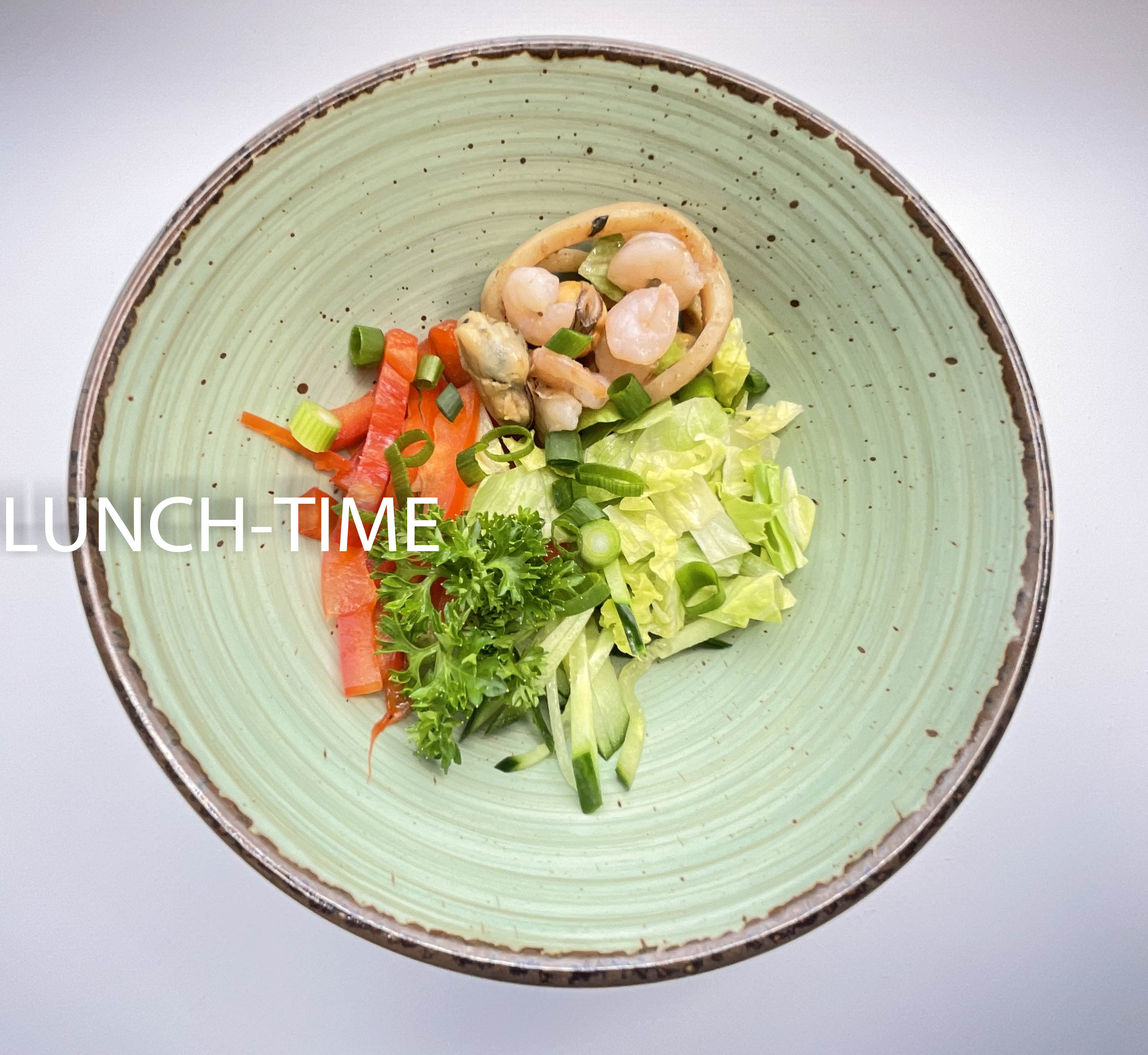 Салат с морскими деликатесами и ореховым соусом  100 гр. ланч тайм