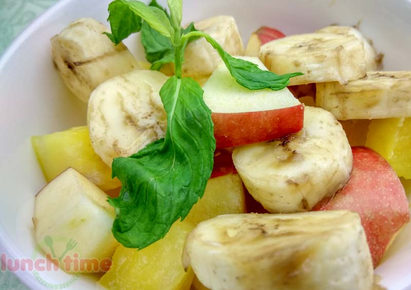 Салат фруктовый постн. (ананас свежий, яблоко, банан, мята) 120 гр. ланч тайм