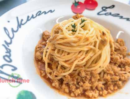 Спагетти с курицей и соусом из помидоров в собственном соку с луком и пряностями 245 гр. ланч тайм